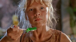 Jurassic Park a 30 ans : Ariana Richards (Lex) recrée une scène culte du film