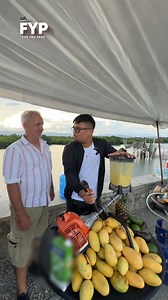 FOREIGNER SA CEBU, GRASS CUTTER ANG GAMIT SA MANGO SHAKE! Ang Canadian na si Tyron, binabalik-balikan ng mga Cebuano ang itinitindang mango shake sa Consolacion, Cebu. Ang pagkapino-pino niya kasing shake, ginagamitan niya raw ng... Grass Cutter?! Ang pangtabas ng damo ang nagsisilbi raw na makina ng kanyang blender kaya naman pinong-pino raw ang kanyang mango shake. #FYP COURTESY: Haydol Food Trip | GMA Public Affairs