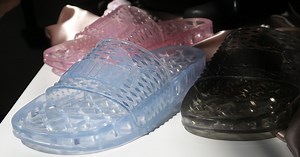 Dép Puma Fenty mẫu mới nhất của Rihanna trông chả khác gì dép nhựa đi trong nhà tắm!