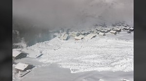 Retour sur les scènes apocalyptiques de fin février 1999, le village de Lourtier en Valais avait été victime d'autant d'avalanches en deux jours qu'en deux siècles. Robert Bolognesi a consacré un livre à cet événement d'ampleur exceptionnelle. Couleurs locales | RTSinfo