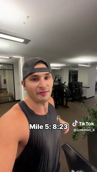 Come run 20 Miles on the Treadmill as we are less than 3 weeks out from the NYC marathon 🏃🏻‍♂️ 👃🏼 @UseHuron // code: junkman ⛽️ Neversecond 🏃🏻‍♂️ @Peloton // @Endorphins 🎽 @New Balance #running #runner #training #marathon #marathonprep