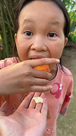 thử thách ăn bánh gấu với sữa đặc và ớt, siêu ngon sự kết hợp hoàn hảo #food #cute