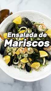 Deliciosa receta de Ensalada de Mariscos. Rica y refrescante. Detalles en mi comentario. #puertoricanfood #mariscos #recetasdeverano #recetarefrescante #camarones #calamares | Ensalpicadas