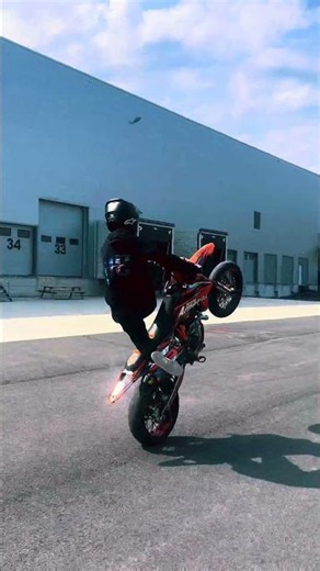 That feeling when you hit the balance point ⚡ #stunt #ktm #wheelie