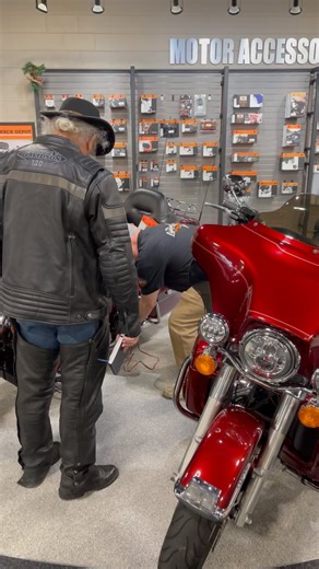 21 reactions | We caught Bob demonstrating the Harley-Davidson battery chargers!! #harleydavidson #batterytender #smartcharger #winter | White Lightning Harley-Davidson | Facebook