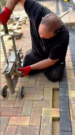 Cutting paving bricks accurately using a manual block splitter tool