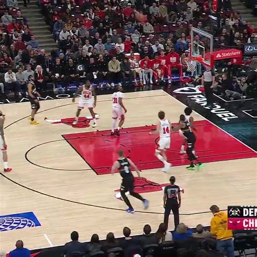 NIKOLA JOKIĆ VIENT DE DÉPASSER OSCAR ROBERTSON. 🃏👑 182 TRIPLE-DOUBLES EN CARRIÈRE. Il vient de dépasser THE BIG O. Oscar Robertson. Une LÉGENDE absolue. Le premier homme à avoir tourné en triple-double sur une saison entière (1961-62). 22 POINTS. 14 REBONDS. 17 PASSES. 4 CONTRES. 7/12 au tir. En étant listé QUESTIONABLE avant le match avec une cheville douloureuse. 💀 Les mots de Jokić sur Robertson : “C’est un joueur légendaire. Tout joueur qui entre dans cette ligue sait que c’est une légend