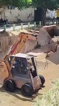 Retroescavadeira e mini-carregadeira limpando Ribeirão #operador #xcavator #máquinaspesadas