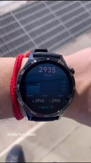 🙌🏻Reaching for the stars from high above the Atacama Desert on the Chajnantor Plateau. 📡ALMA observes the light invisible to the naked eye, naturally emitted by objects in the universe. ✨This light allows us to explore the "cold universe," which is not captured by optical telescopes and is fundamental to understanding how stars and planets form. | ALMA Observatory