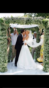 Noivo precisa usar gravata? A resposta é: depende! O traje do noivo deve estar alinhado com o estilo do casamento e, claro, com a sua personalidade. 🔹 Casamentos Clássicos e Formais → A gravata (tradicional ou borboleta) é essencial para manter a elegância do traje. 🔹 Casamentos ao Ar Livre ou Boho ou Modernos → Pode ser opcional! Muitos noivos optam por suspensórios ou até mesmo um look sem gravata para um visual mais descontraído, estiloso sem perder a sofisticação. No final, o mais importan