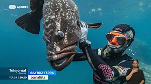 Continuam a surgir peixes com comportamento invulgar no mar dos Açores. Depois das Flores e do Corvo, o fenómeno também já foi avistado ao largo da ilha do Faial. Os biólogos da Universidade dos Açores continuam a investigar a origem deste problema que está a causar preocupação. #mar #peixes #biologiamarinha #ilhadasFlores | RTP Açores