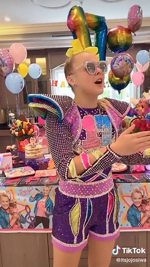 JoJo Siwa having a JoJo Siwa Themed party. doesn’t get much better than this!!