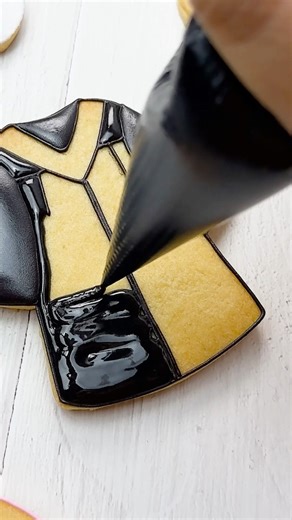 Custom Graduation Cookies 🎁 #graduation #cookiedecorating #satisfying #royalicing #icingcookies