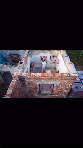 Abstract Female Portraits Painting outdoors on the wall in the open air by @artbyfrankro #portraits #artworks #artgallery #acrylicpainting #abstractart #contemporaryart #fblifestyle #art | Andreas Grutza