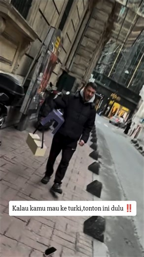 𝗧𝗿𝗮𝘃𝗲𝗹 𝗛𝗮𝗰𝗸𝘀 & 𝗧𝗶𝗽𝘀 ✈️ 𝗜𝗻𝗱𝗼𝗻𝗲𝘀𝗶𝗮 on Instagram: "Di beberapa area wisata Istanbul, ada modus barang sengaja dijatuhkan. Saat kamu ambil dan kembalikan, pelaku akan membersihkan sepatu kamu tanpa izin, lalu menagih bayaran. Menolak bisa berujung tekanan sosial bahkan ancaman polisi. Tips: jangan sentuh barang orang asing & langsung jalan pergi. Simpan video ini sebelum traveling. Credit @margo.sedy #TravelTips #TravelSafety #TipsLiburan #ScamAlert #Istanbul Turki SoloTravel