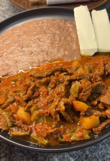 Bistec con papas y nopales en salsa roja Ingredientes: •1/2 kg de bistec de res (en trozos o fajitas ) •Sal y pimienta negra molida (para sazonar el bistec ) •1 papa mediana cortada en cubos •3 nopales en cubos o tiras cocidos Para la salsa : •3 jitomates •1/4 de cebolla •2 dientes de ajo •2 chiles guajillo (limpios,sin venas ni semillas) •1/2 cucharadita de orégano seco •1/2 cucharadita de pimienta negra molida •1/4 de cucharadita de cominos •Sal al gusto •3/4 de taza de agua