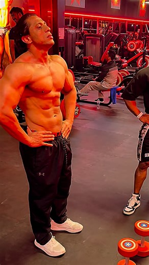 Primary Muscles Worked • Latissimus dorsi (upper & outer fibers) – main driver of the pull • Rhomboids – scapular retraction (squeeze phase) • Middle trapezius – upper-back thickness and posture • Posterior deltoids – assist during elbow drive ⸻ 3. Secondary / Stabilizing Muscles • Lower trapezius – scapular depression control • Teres major & minor – shoulder extension assistance • Biceps brachii – elbow flexion • Brachialis & brachioradialis – arm stability • Rotator cuff – shoulder joint stabi