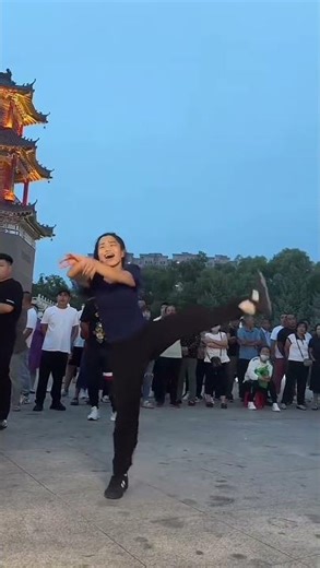 War Horse Live Finger Dance & Singing Performance Fengbao's Finger Tutting Video