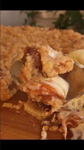 Apple crumble with ice cream that hits different 👌💯 #dessert #caramel #homemade #applepie #crumble