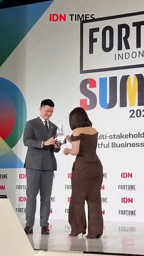 Fortune Indonesia merilis daftar 40 Under 40 2026 yang menyoroti figur muda berpengaruh dari berbagai sektor, mulai dari bisnis, hiburan, pemerintahan, hingga sosial. Dyah Roro Esti Widya Putri (Wakil Menteri Perdagangan), Dirgayuza Setiawan (Asisten Khusus Presiden RI), dan Bernadya (Penyanyi dan Penulis Lagu) termasuk di antara para penerima penghargaan atas kontribusi dan dampak yang mereka ciptakan di bidang masing-masing. #IDNTimesNews #idntimes_uki #FIS2026 #fortuneindonesiasummit2026