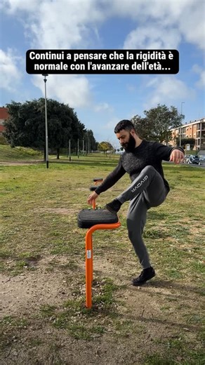 Andrea Gianfico | Postura & Mobilitá on Instagram: "E se ti dicessi che rigidità, acciacchi e dolori non sono “normali” con l’età? Sono solo i primi segnali di un corpo che sta invecchiando male. Un corpo che perde forza, controllo e capacità di muoversi nei suoi range completi. 👉 Non è l’età che ti irrigidisce. 👉 È la perdita di forza dove servirebbe controllo. 👉 È l’incapacità di gestire il movimento a fine range, dove iniziano i problemi. E no, non si risolve con: ❌ stretching casuale ❌ “m