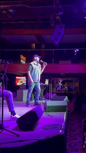 Nicho Hinojosa canta 'Vive' en vivo: ¡Público enloquece en Zagar Comedy Bar! 🎤🔥