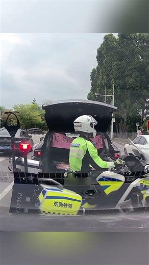 “Check out the big fish I caught!”—“What’s going on here?” a traffic officer suddenly asks.