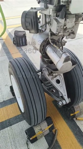 360 degree view of Airbus 320 nose landing gear
