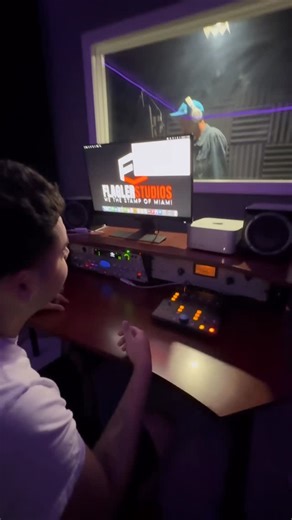 Xplizit 🌍 on Instagram: "POV : The client got an attitude 🤣🤣 @theRealkevo_ @youngtwone36 @flaglerstudios"