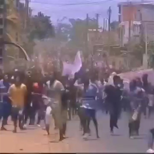 🔴Madagascar la population veulent le départ du président. Le chameau Dra🇮🇪 tremble actuellement 🏃‍➡️🏃‍➡️👀 #fyp #viral #ViralReels #reelsvideoシ #reelsvideo #virals | AES