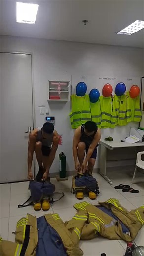 My best experience in Security Industry, Wearing (SCBA) Self-Contained Breathing Apparatus. It's a device that provides clean air for people working in hazardous environments, like firefighters or rescue teams.🙌#fbreelsfypシ゚viralシ #securitylife #firefighter #rescuetraining #scba | Kim Jumrani