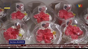 SEMARAK MERDEKA | Edar ‘Cupcake’ Merdeka Dan Jalur Gemilang Di PPV Bertemakan Malaysia Prihatin dalam Keluarga Malaysia, pelbagai cara menyemarakkan sambutan bulan kebangsaan dilakukan. Segalanya dilakukan bagi meraikan semangat cintakan negara yang merdeka sudah masuk 64 tahun. ‘SUBSCRIBE’ saluran YouTube Buletin TV3 https://bit.ly/3oF4onJ untuk lebih banyak klip berita terkini. | Buletin TV3