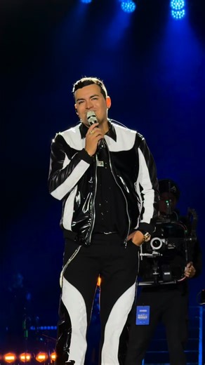 De Yeison aprendimos que no importa con cuánto se empieza, sino que tan grande se sueña. Que las metas no solo se cumplen cuando todo está a favor, sino cuando alguien decide trabajar por ellos aun cuando el camino es difícil. �Lo vimos comenzar con lo mínimo, con ilusión y disciplina, y lo vimos convertir eso en algo que hoy sigue tocando nuestros corazones. | Yeison Jiménez