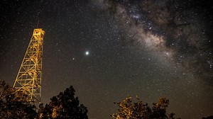 What does Milky Way galaxy look like when it’s visible from Earth? When is Milky Way season?