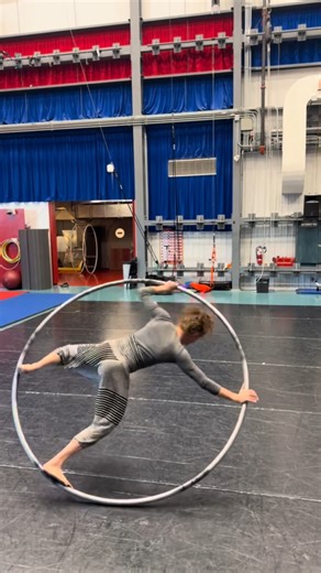 Plonge dans la sensation unique du mouvement circulaire avec notre nouveau cours récréatif : Roue Cyr.✨ Les places sont limitées. Inscris-toi dès maintenant👉http://bit.ly/3Jecwvs ** Dive into the unique sensation of circular motion with our new Recreational Course: Cyr Wheel.✨ Limited spots. Sign up now👉http://bit.ly/3J05xWZ | École nationale de cirque