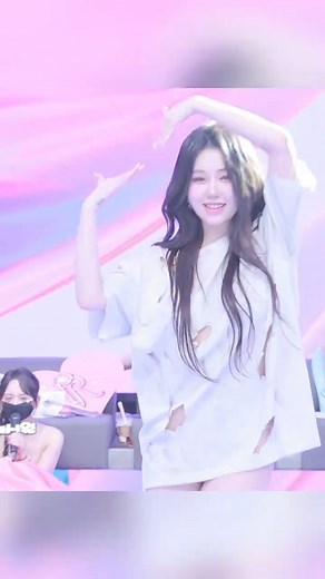 Kpop Media on Instagram: "Korean Panda Live #pandalive #jinricp #koreanlive #fancam #dance #직캠 #댄스 #커버댄스 #kpop #korean #topfan"