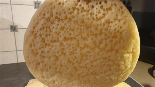 Recette facile de Baghrir, je vous donne l’astuce pour ne plus rater vos crêpes aux milles trous ! Cette recette de baghrir, et super facile à réaliser et donne un très bon baghrir inratable. Ce que j’aime le plus c’est qu’on n’a plus besoin de laisser lever la pâte, et la cuisson est très rapide également, c’est tellement beau de voir tous ces petits trous se créer synonyme de la réussite des baghrirs !! | La cuisine de Hayat