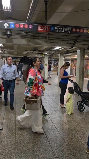 🚉🗽👭 Walking inside New York City Subway Station #nyc #travel #jalanjalan #usa #nycmetro #nycmoments