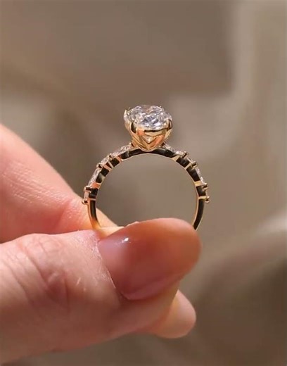 Oval shape lab grown diamond engagement ring \\ yellow gold
