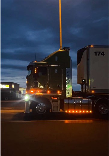 •COLLINS• When a truck has a gearbox issue Filmed by @𝓪𝓾.𝓽𝓻𝓾𝓬𝓴𝓼🚛💨📸 #collinstransport #kenworth #k200 #collins