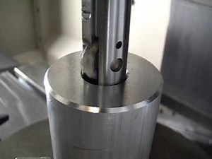 Esecuzione di cava per linguetta/chiavetta meccanica in foro con mandrino K-SLOT.