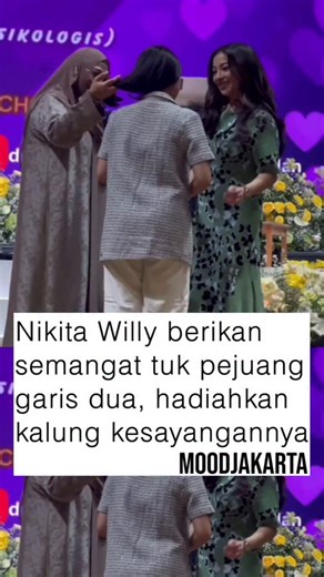 JAKARTA FOLKMOOD MEDIA on Instagram: "Segitu care-nya mba Nikita Willy sama pejuang garis dua. Kasih kalung berlian kesayangannya yang penuh makna biar tetap kuat dan semangat ✨ Doa terbaik selalu 🤍"