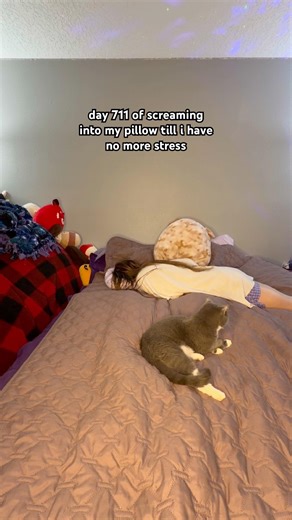 DAY 711 OF SCREAMING INTO MY PILLOW SOX IS GLOWING