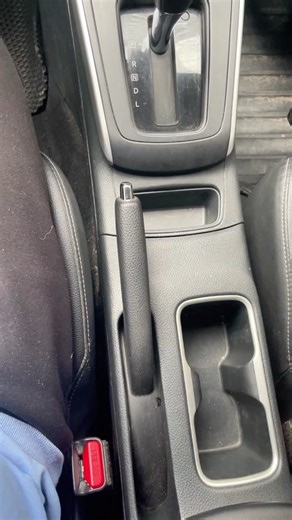 It turns out that some people really don’t know how to pull the handbrake!#driving #tips #howto #manual #skills #car