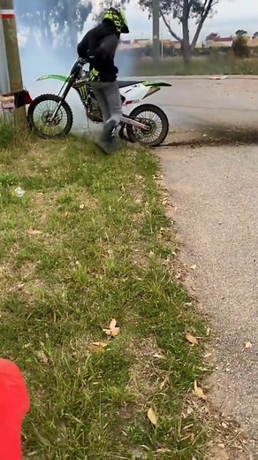 1.9M views · 10K reactions | Fallait si attendre ⚡#motocross #moto #mx #ktm #enduro #motorcycle #yamaha #dirtbike #crf #honda #kawasaki #supercross #stroke #motocrosslife #bikelife #r #offroad #motolife #bike #motorbike #suzuki #supermoto #braap #yz #dirtbikes #racing #husqvarna #cc #life #motos #motorsport #fypシ゚シ゚ #rider #freestyle #newmotorcycle #usa #unitedkingdom #unitedstate #america #crf450 #reelsviral #mxgp #reelsfb #foryou | Twenty six | Facebook