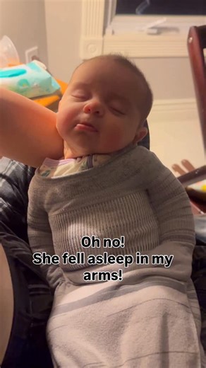 That’s how you do an arms to bassinet transfer! #bestswaddle #swaddelini #armstocribtransfer #babytransfer #bassinettransfer | Swaddelini