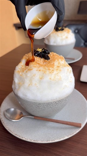黒蜜きなこのかき氷🍧きな粉をたっぷりとかけ、トップには丹波黒豆をのせています🫘中には白玉、塩きなこサブレを入れています🥄別添えの黒蜜をかけてお召し上がりください⟡#八ヶ岳氷菓店柏店 #かき氷