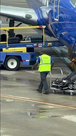 Watch How Southwest Loads Luggage Fast! 🚀✈️ #AirportLife #SouthwestAirlines #BaggageLoading