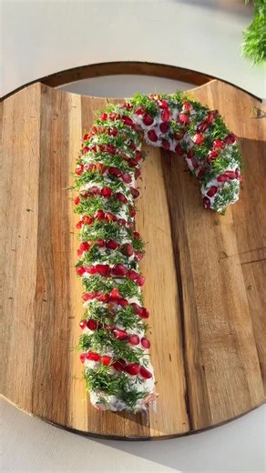 Inès 🍋 on Instagram: "ÉPISODE 3 : SUCRE D’ORGE FROMAGE FRAIS & SAUMON INGRÉDIENTS : - 320 g de fromage frais (ici, Madame Loïck) - 5 tranches de saumon fumé - 1 botte de ciboulette fraîche - 1 botte d’aneth - 1 citron jaune - 1 grenade PRÉPARATION : - Coupe les tranches de saumon fumé en petits cubes. - Mélange le fromage frais avec le saumon fumé, la ciboulette ciselée et le jus du citron jaune - Pose une bande de film alimentaire sur ton plan de travail et verse ta préparation au centre. - Re