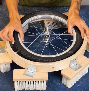 Genius crafting: A bicycle tire transformed into a cleaner! 🌍 | Nice Advice